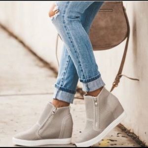 Like new gray sneaker wedges